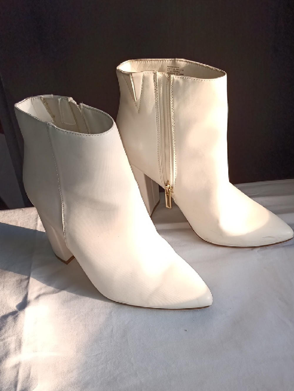 White Pointed Toe Ankle Booties w/ Gold Side Zip Size 8.5